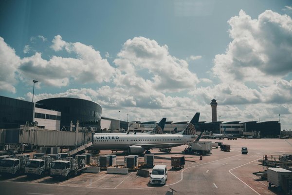Quels hébergements en Bretagne offrent des cours de cuisine bretonne et des balades en kayak?