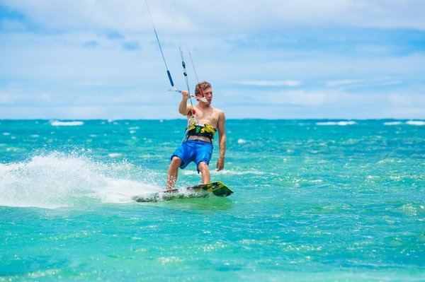 Où pratiquer le kitesurf dans les îles Canaries : spots et périodes recommandées ?